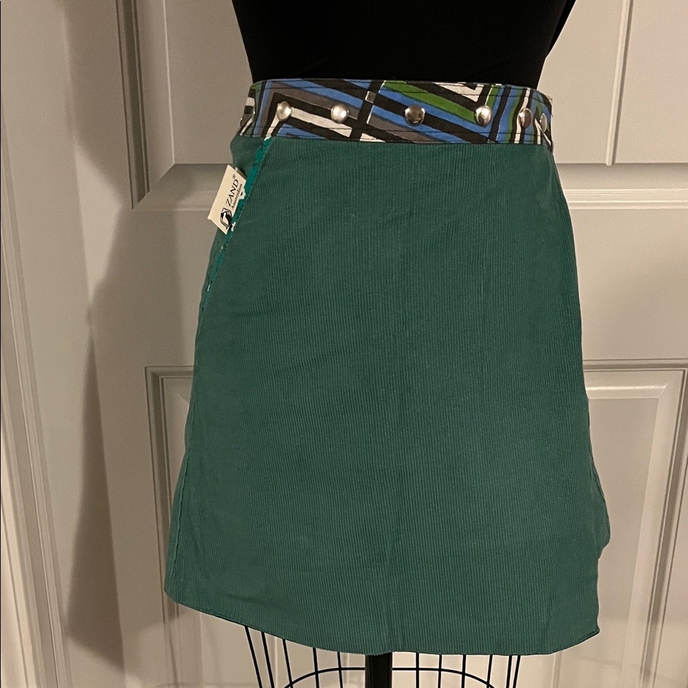 Elegant Green Midi Skirt with Patterned Waistband